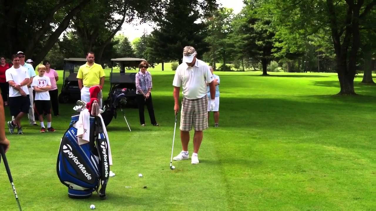 John Cook And Audience Golf Yard Background