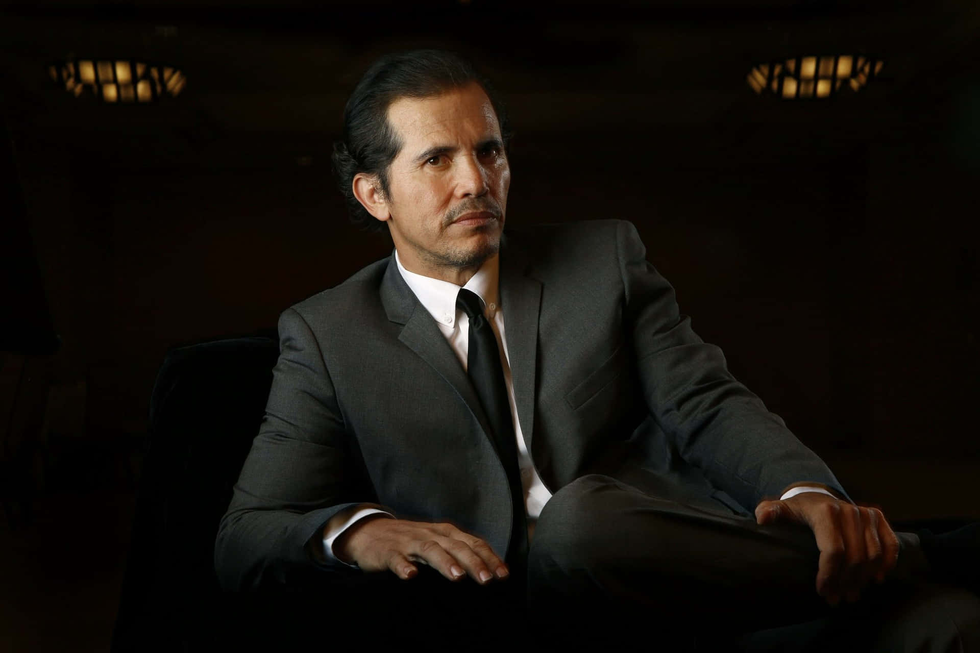 John Leguizamo Posing For A Photo Background