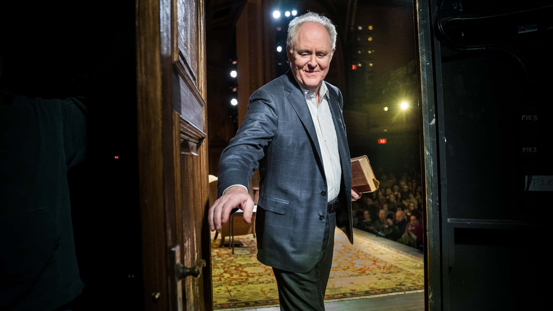 John Lithgow Giving An Oscar Acceptance Speech Background