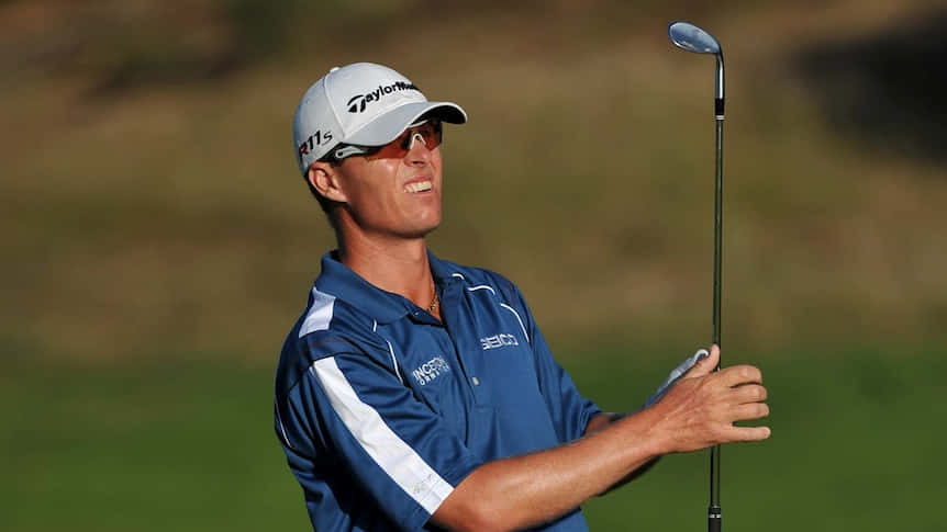 John Senden Watching His Shot Background