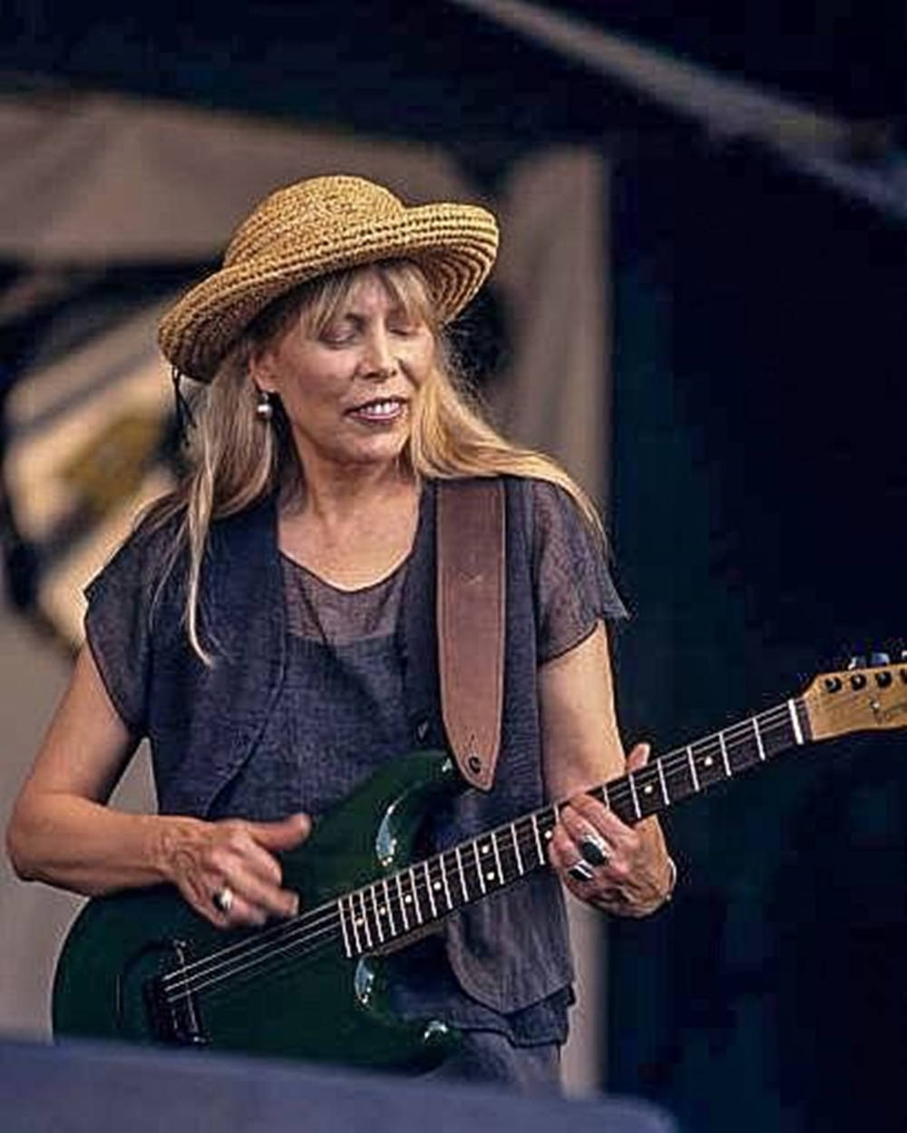 Joni Mitchell Performing At The Jazz And Heritage Festival Background