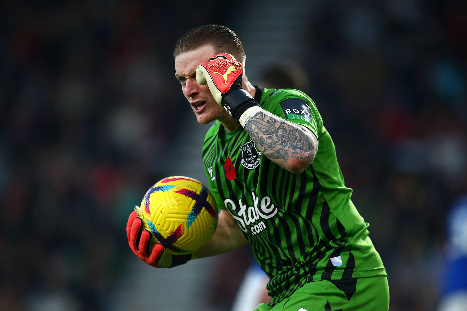 Jordan Pickford Pointing To His Temple Background