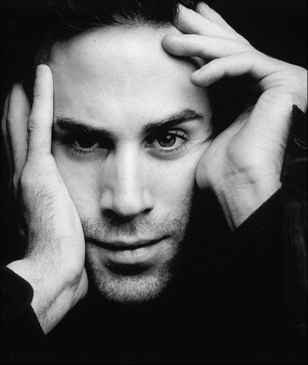 Joseph Fiennes Doing Vogue Hands Background