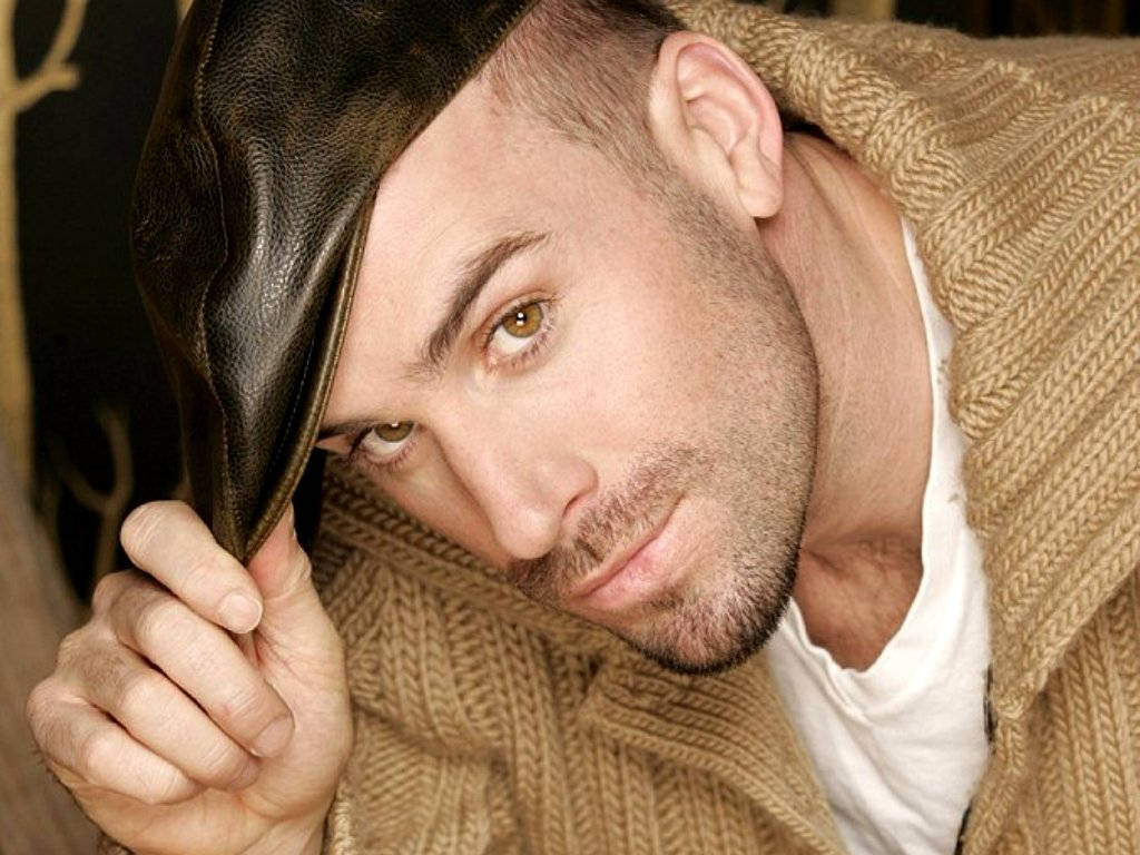 Joseph Fiennes Donning A Leather Flat Cap Background