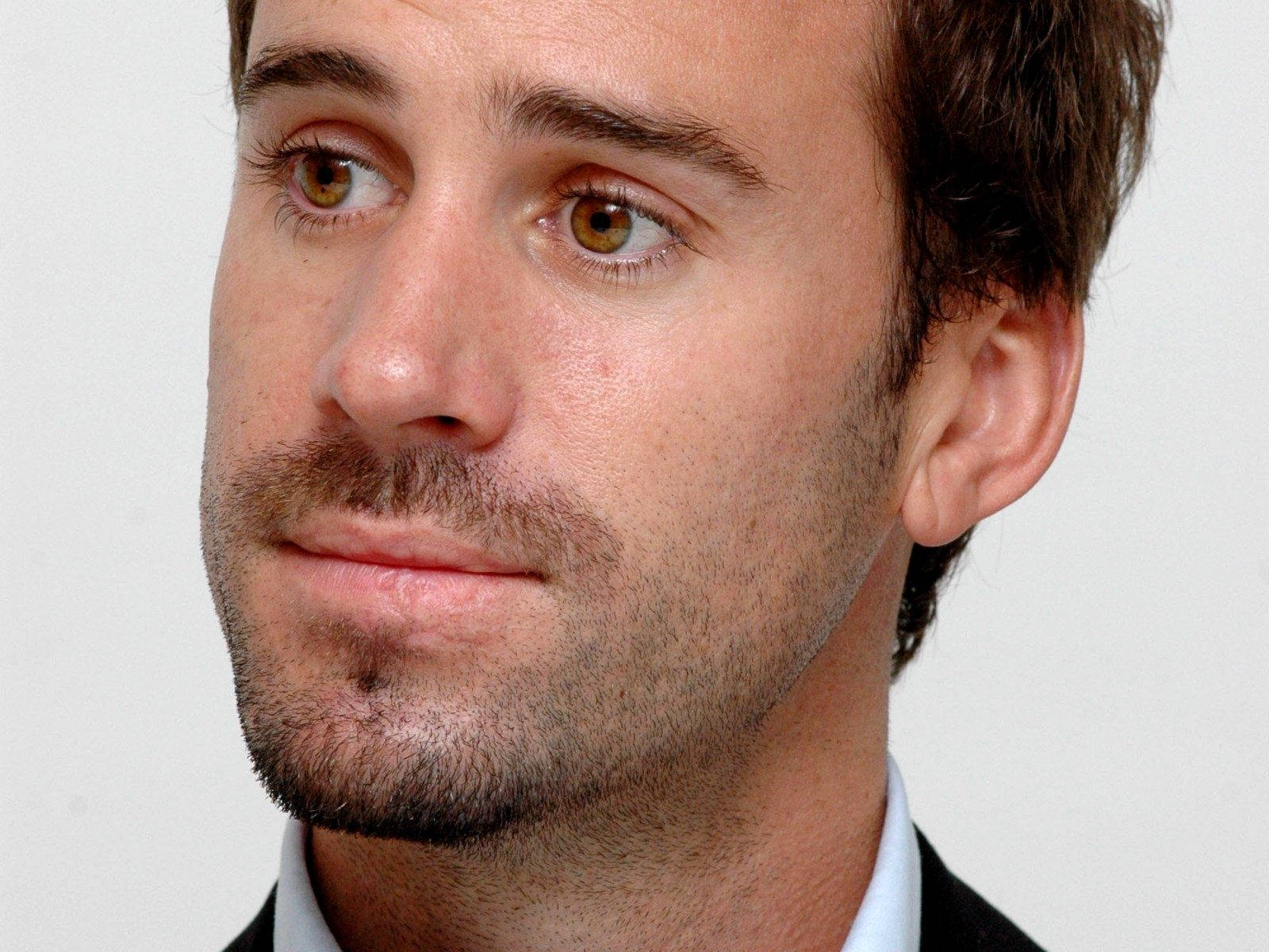 Joseph Fiennes With Brown Eyes Background