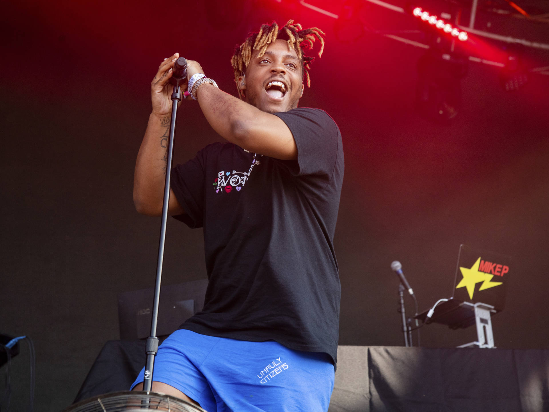 Juice Wrld Performing Live Background