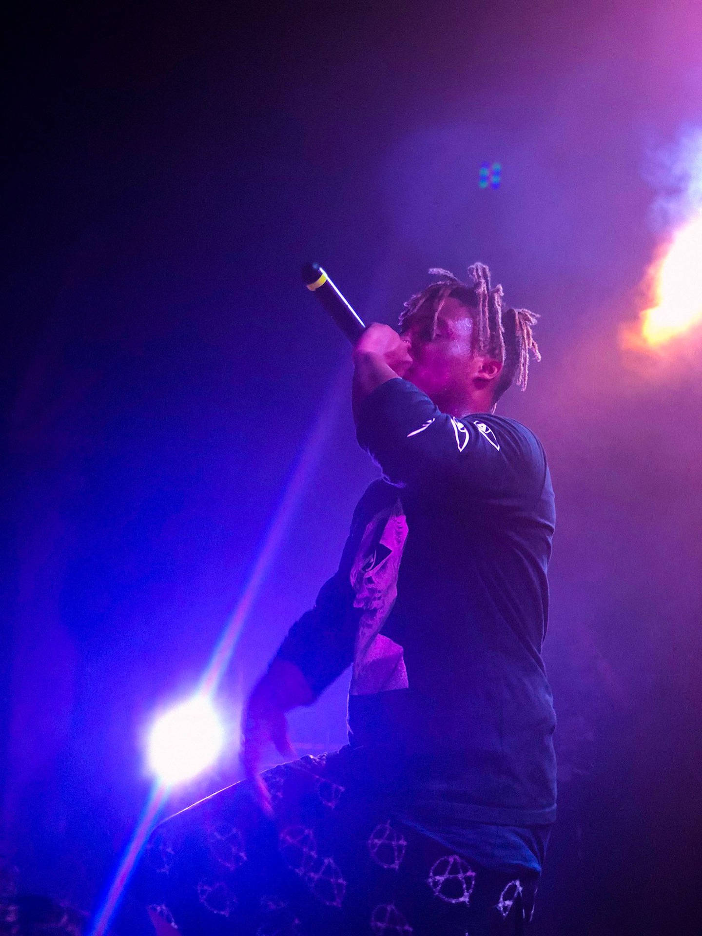 Juice Wrld Performing On Stage Background
