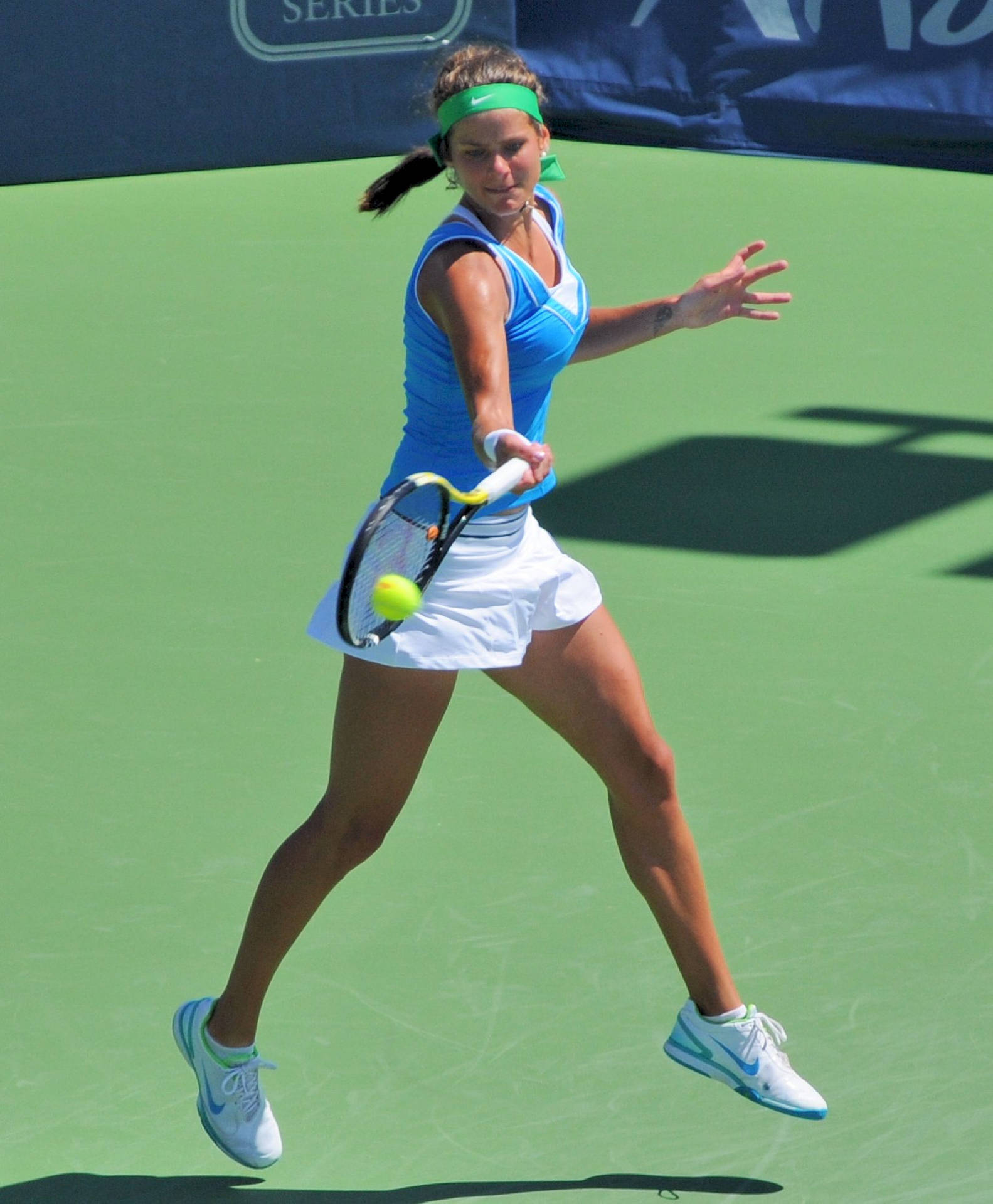 Julia Goerges Jumping Background