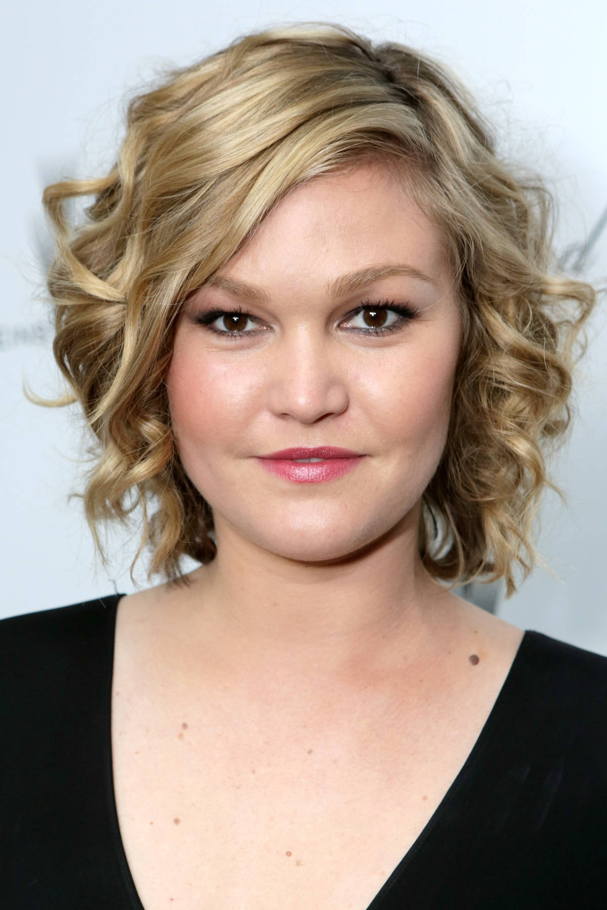 Julia Stiles American Celebrity Actress Blonde Background