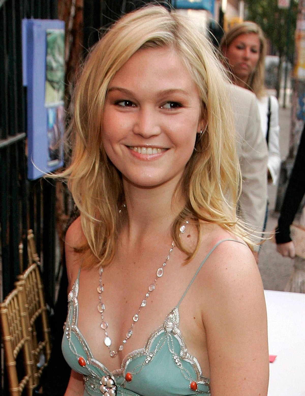 Julia Stiles Hot American Actress Background