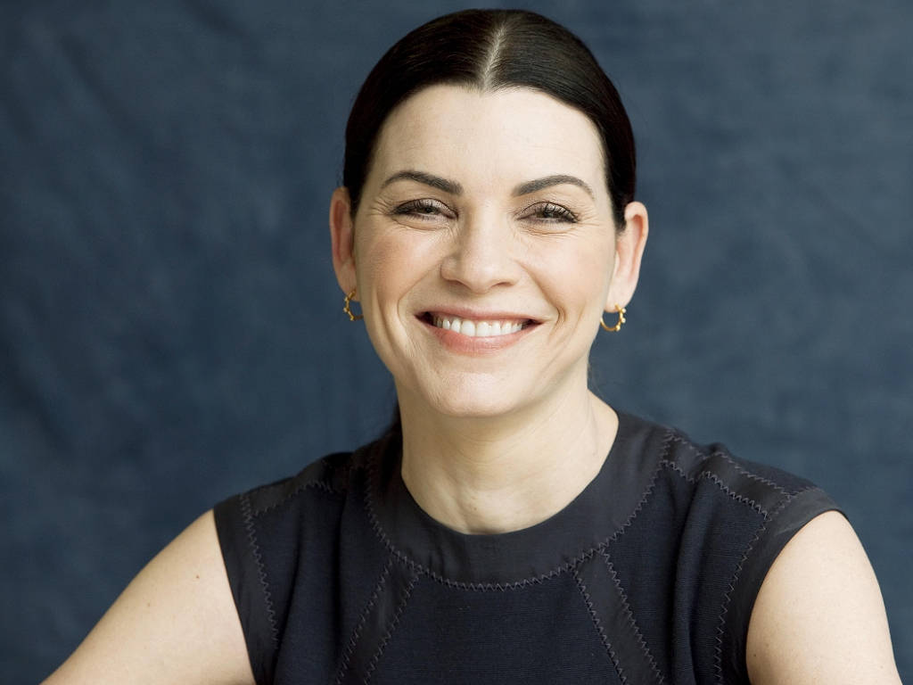 Julianna Margulies In Neat-looking Hairstyle Background