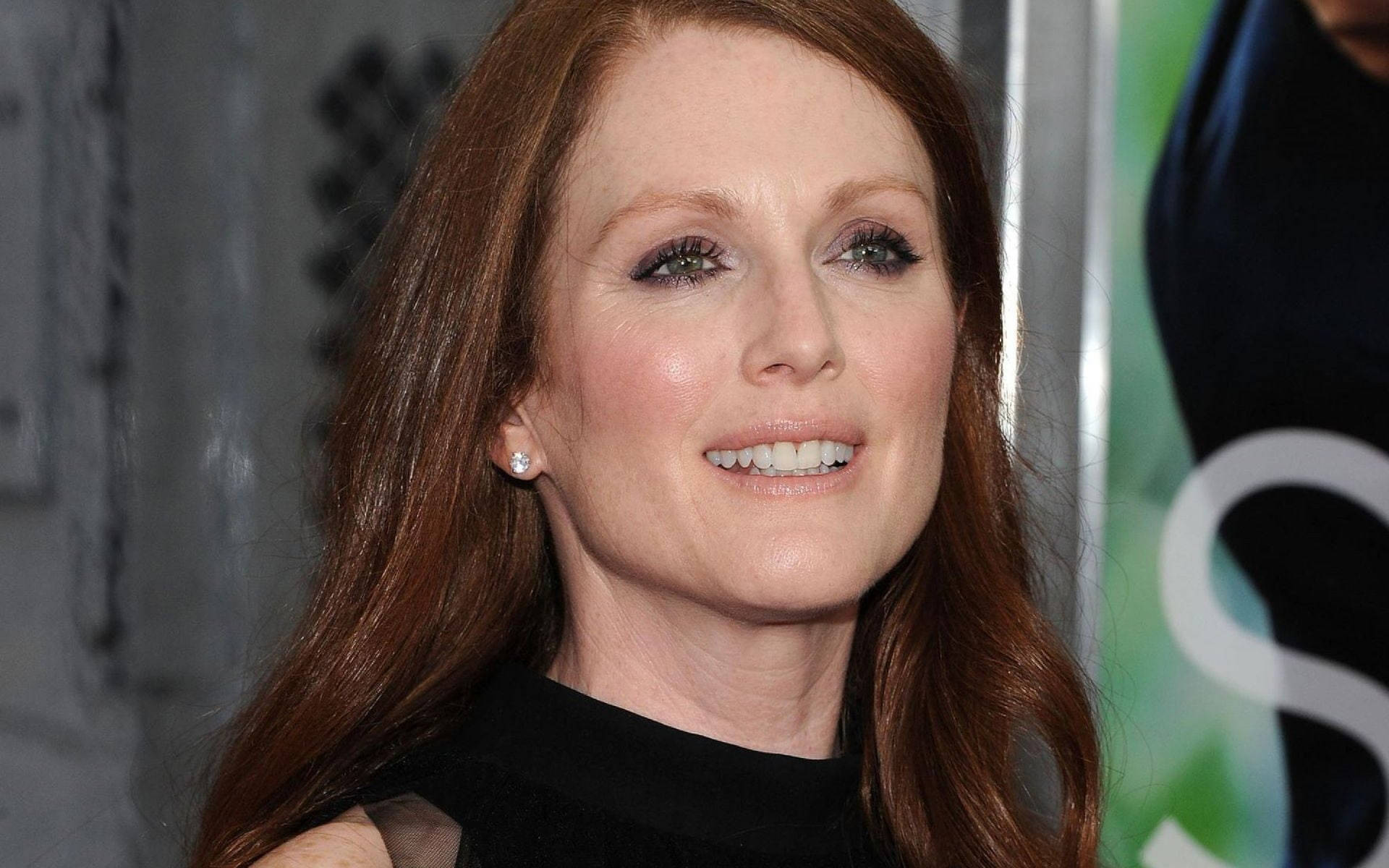 Julianne Moore Shines At The 'crazy, Stupid, Love' Event