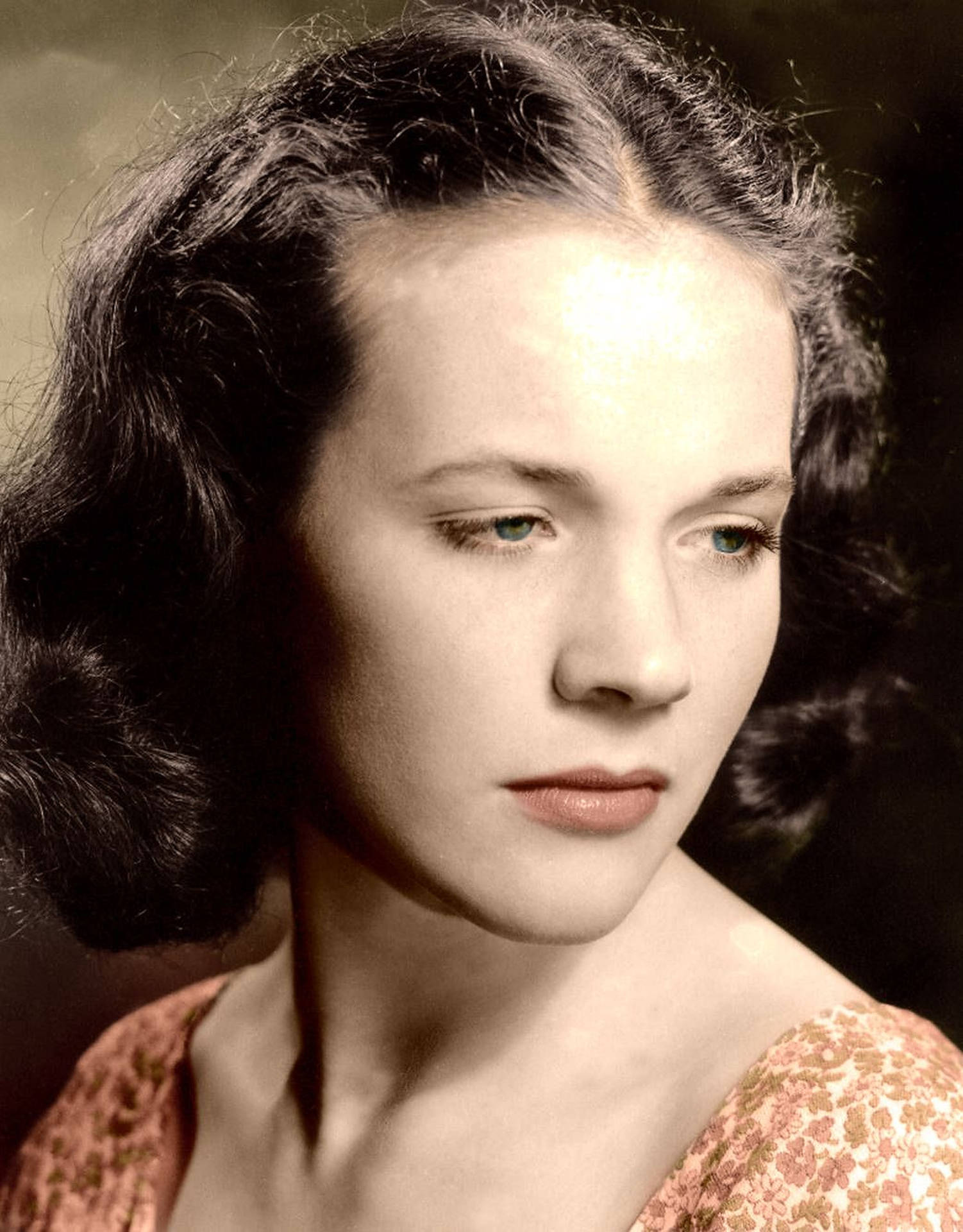 Julie Andrews With Curly Hair Background