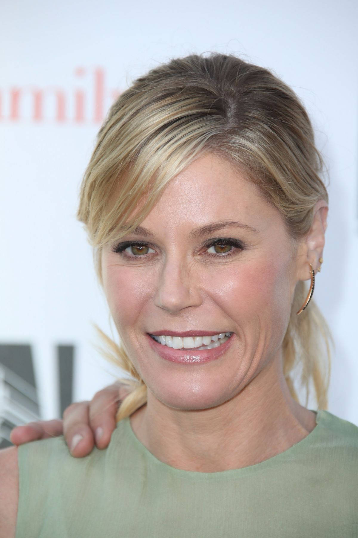 Julie Bowen Awkwardly Smiling