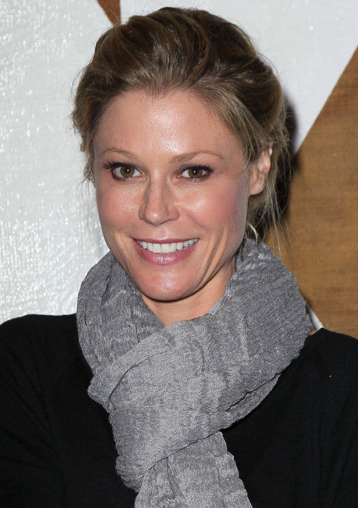 Julie Bowen Brunette Grey Scarf Background