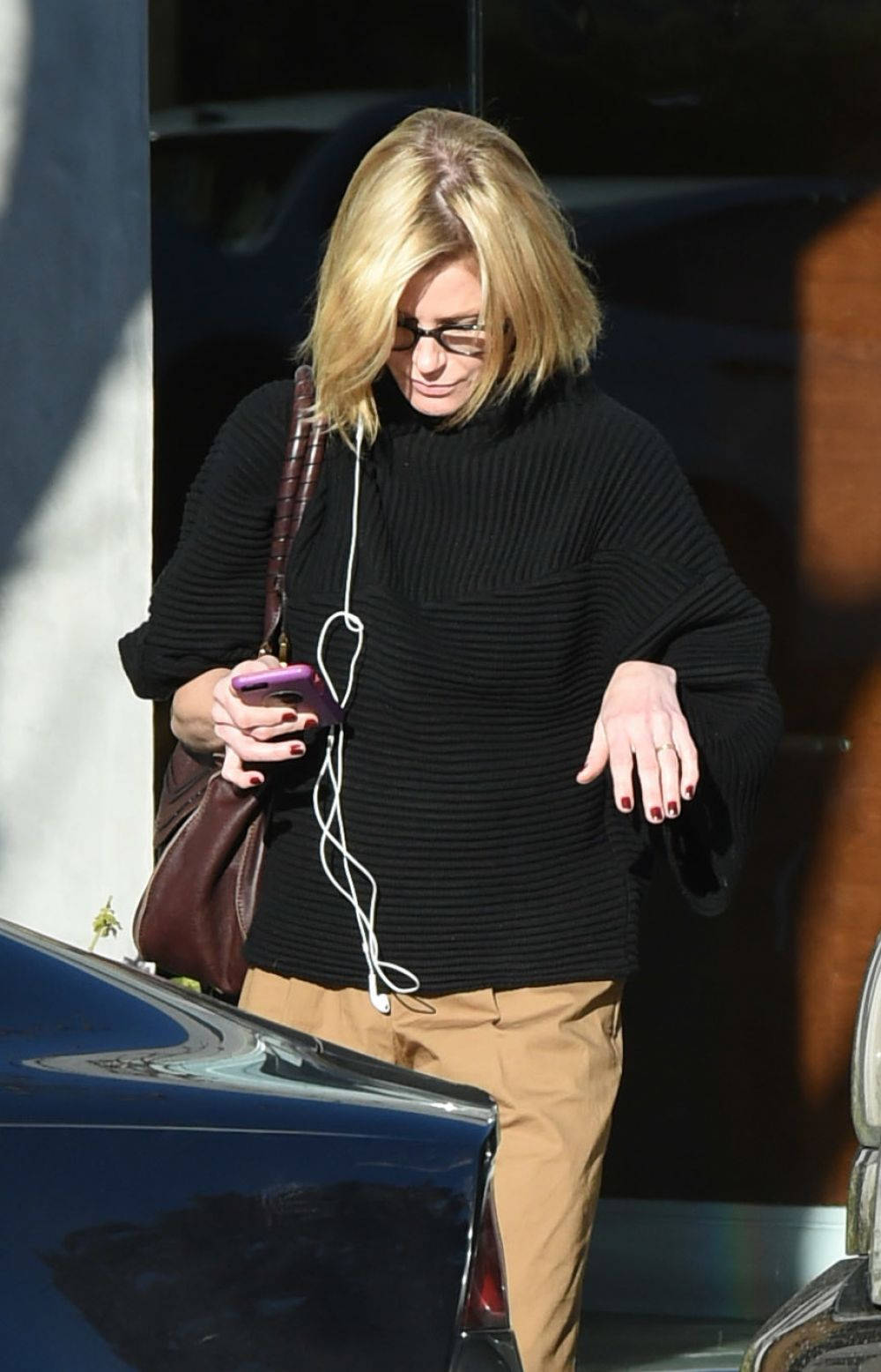 Julie Bowen Paparazzi Black Sweater Background