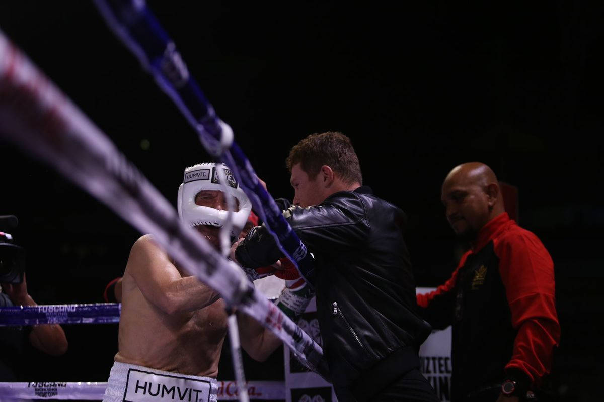 Julio Cesar Chavez In Headgear Background