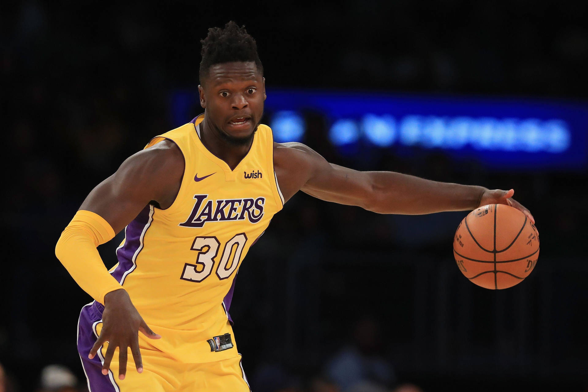 Julius Randle Against Draymond Green Background