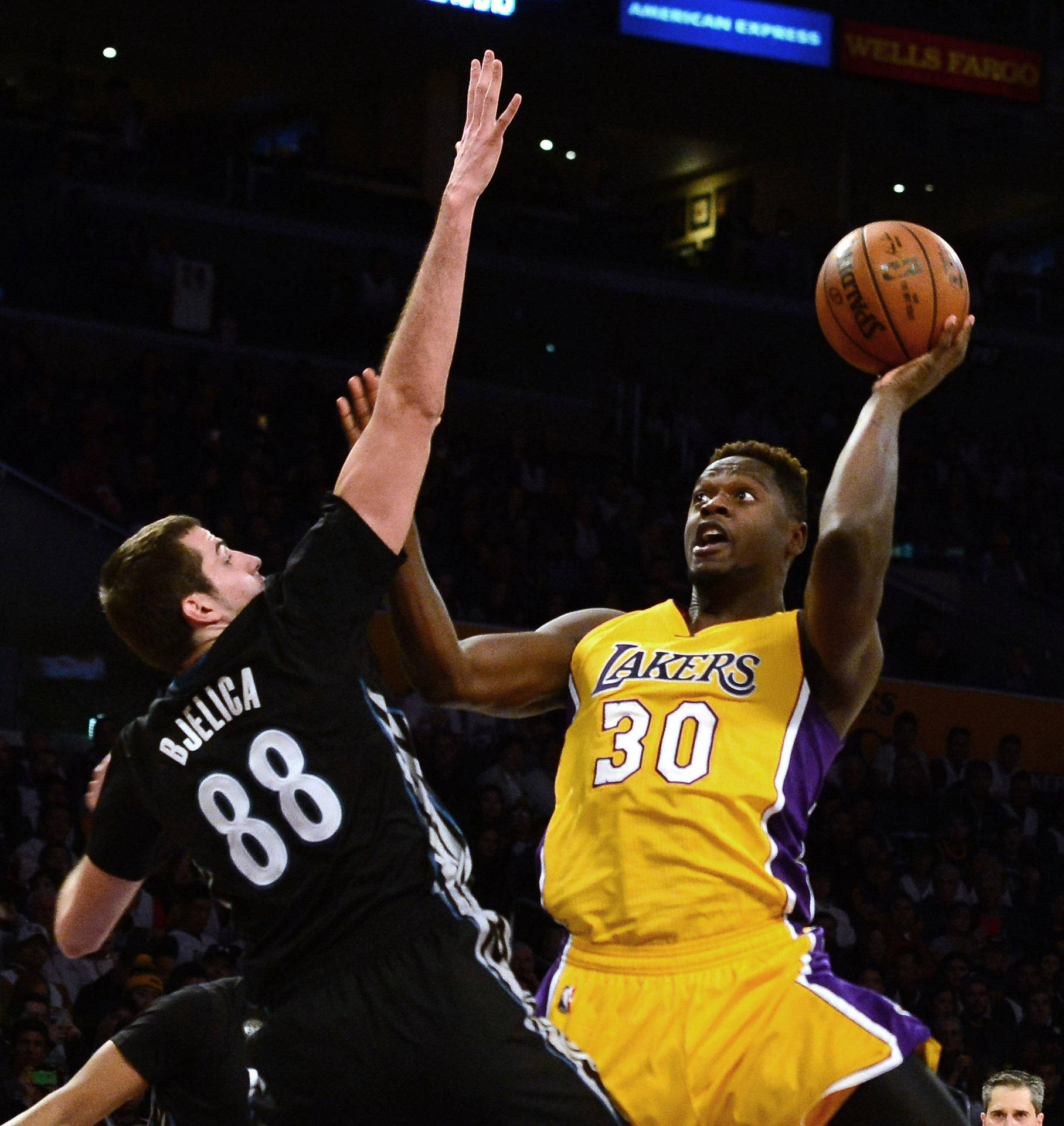 Julius Randle Hook Shot Against Bjelica