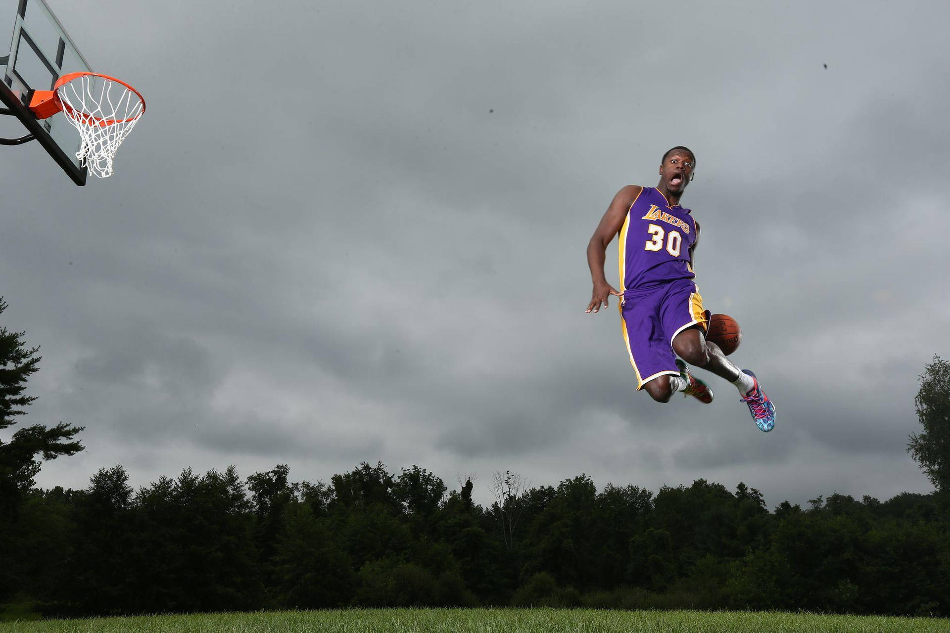 Julius Randle Jumping Background