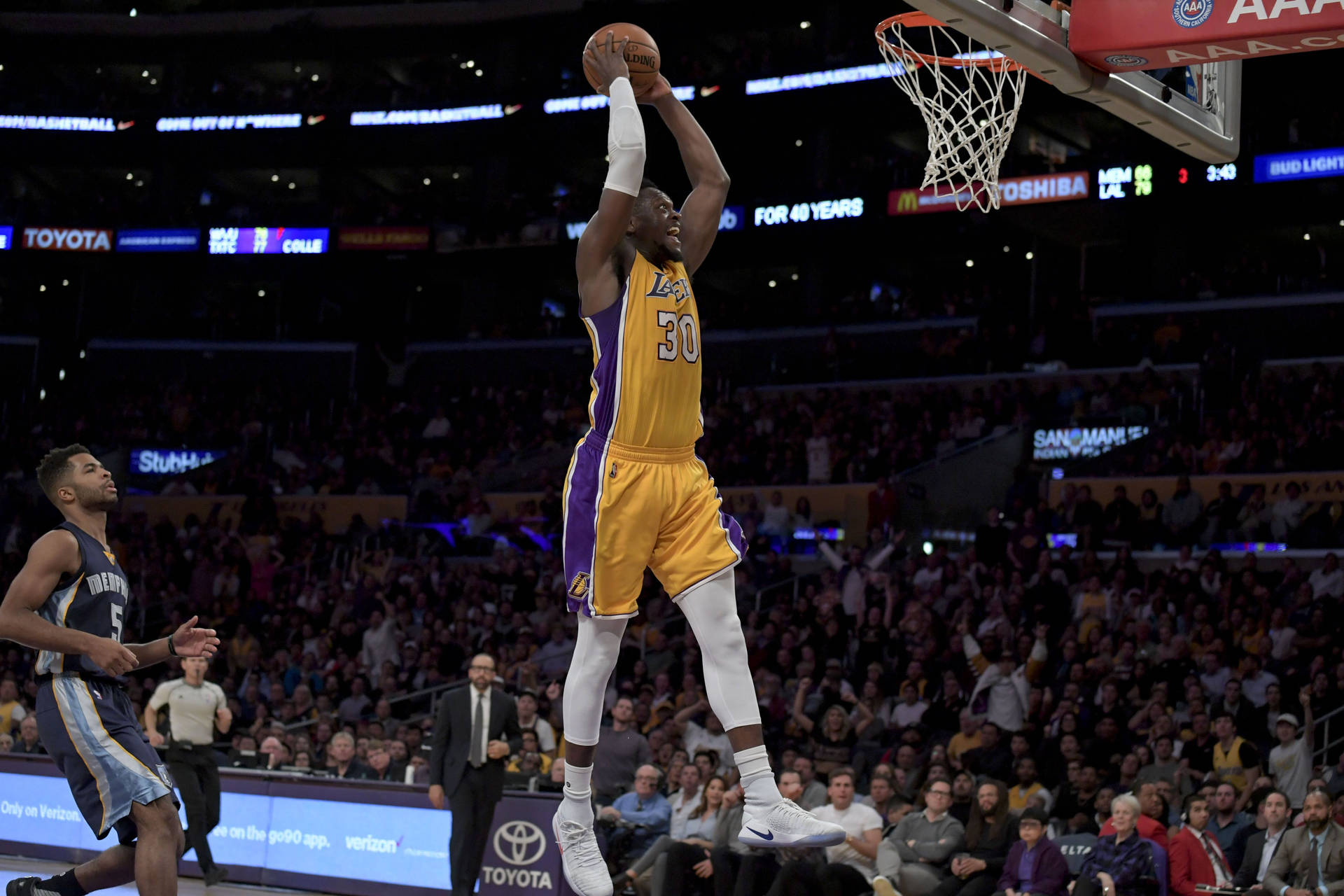 Julius Randle Two-hand Dunk Background