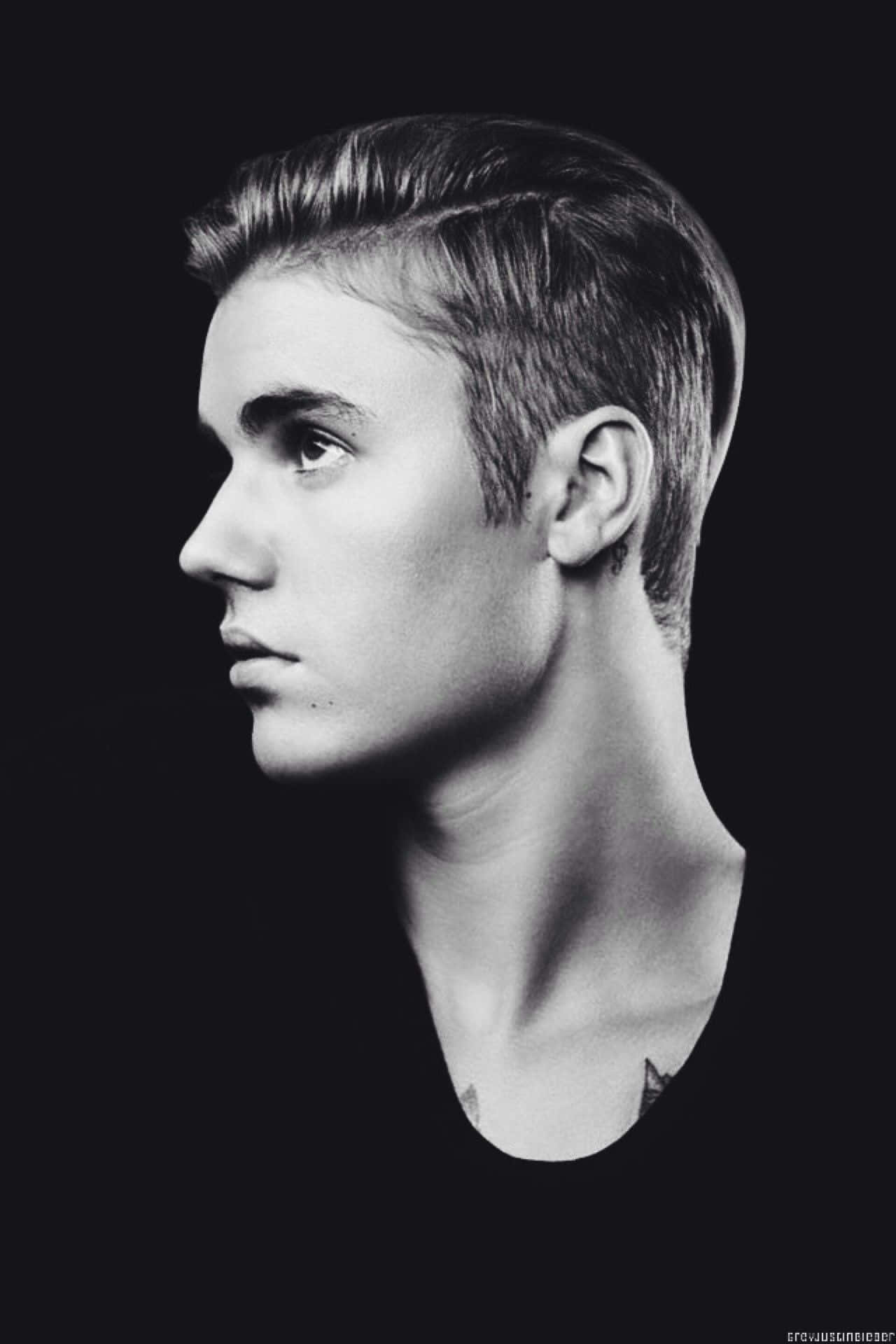 Justin Bieber Celebrates 2021 With A Peaceful Walk In The Park Background