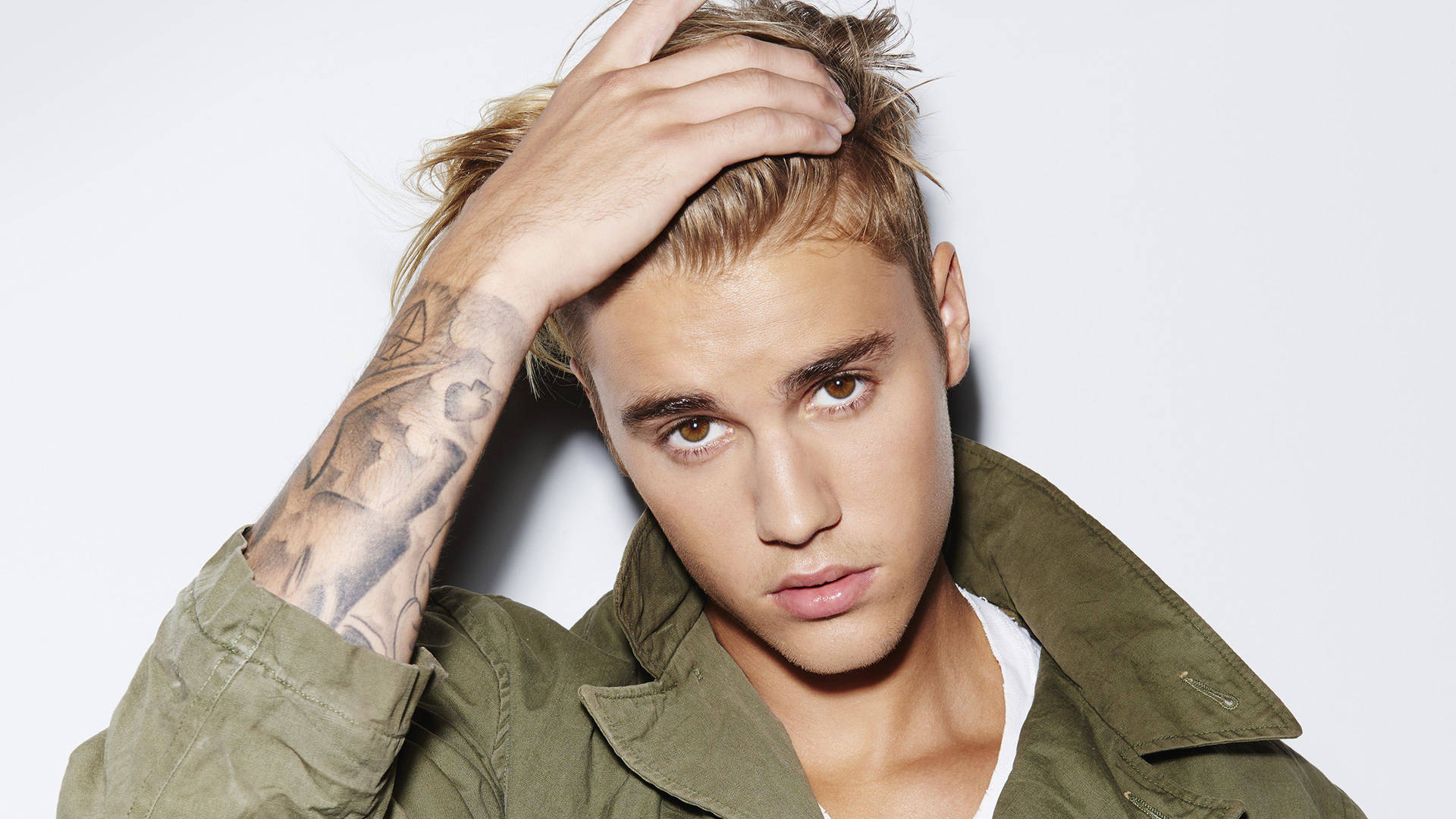 Justin Bieber Looks Stylish In A Green Jacket Background