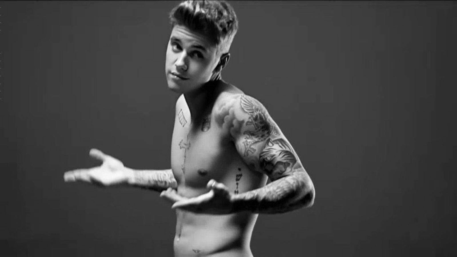 Justin Bieber Shows Off His Toned Physique Background