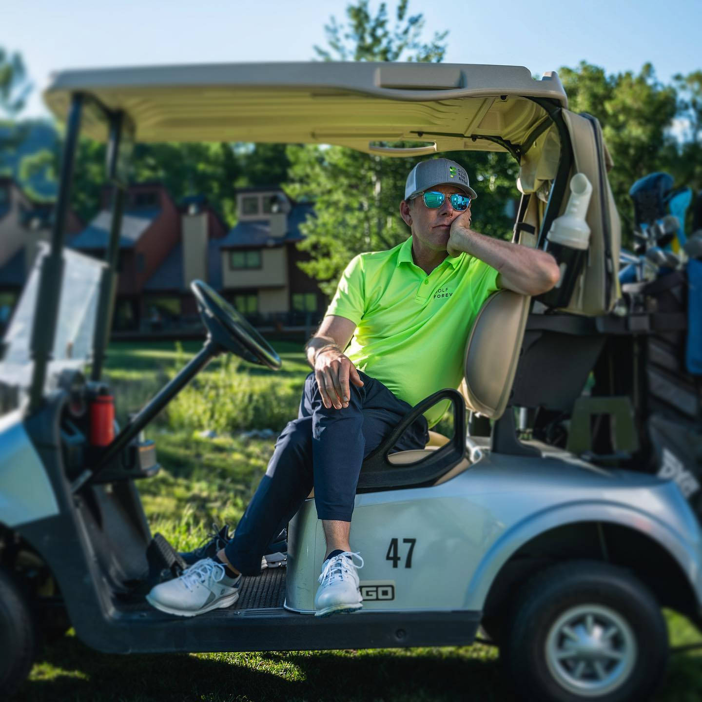 Justin Leonard Cruising In A Golf Cart On The Course Background