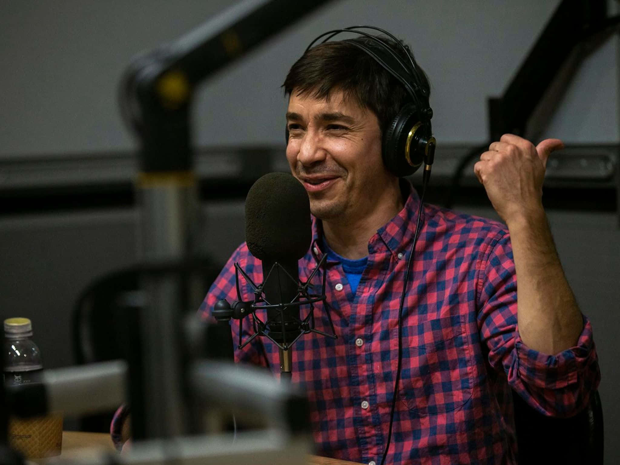 Justin Long Looking Pensively Into The Distance