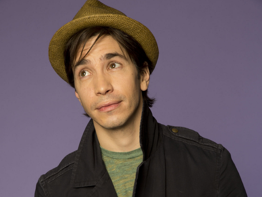 Justin Long Posing During A Photoshoot Background