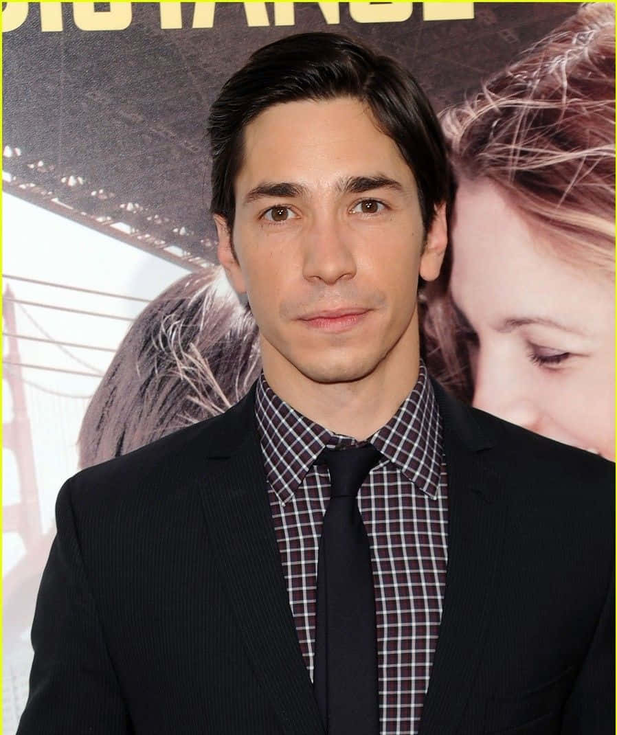Justin Long Posing For A Photo Shoot In A Casual Outfit. Background