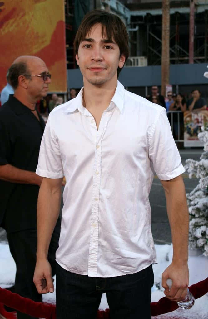 Justin Long Posing For A Portrait Background