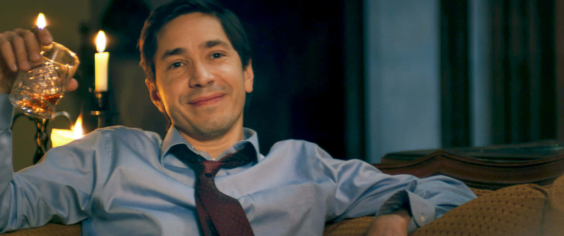 Justin Long Posing In A Casual Photoshoot Background