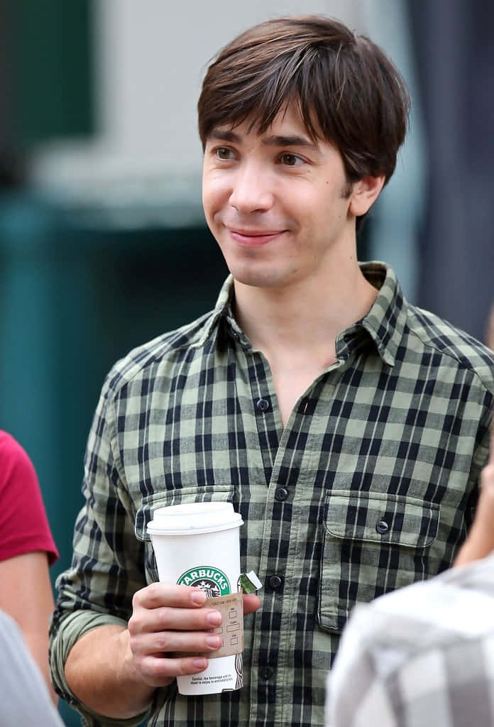 Justin Long Smiling At A Red Carpet Event Background