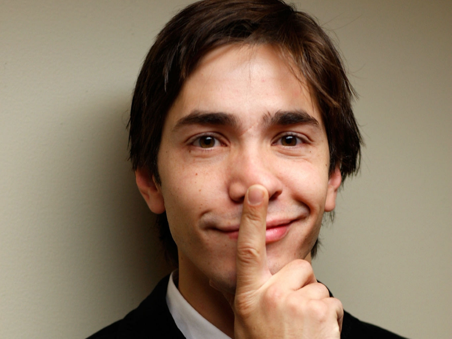Justin Long Smiling At An Event Background