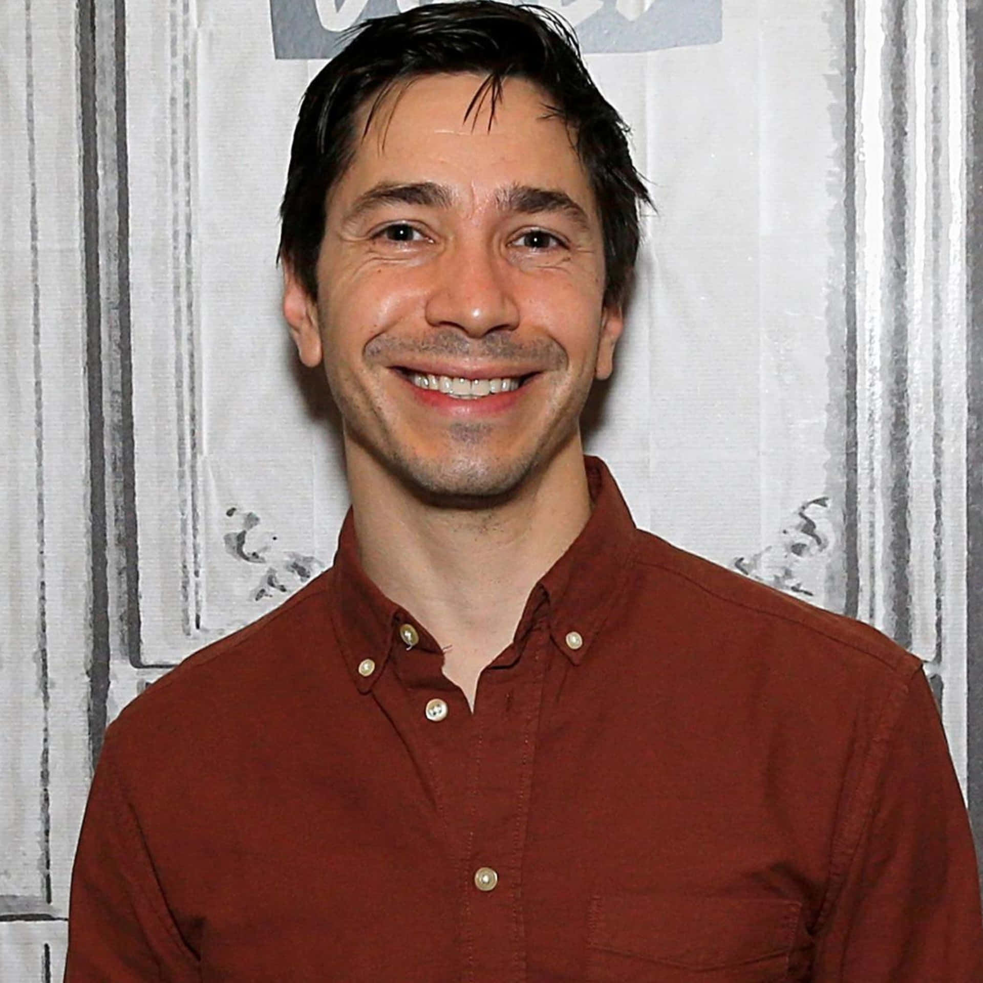 Justin Long Smiling At An Event
