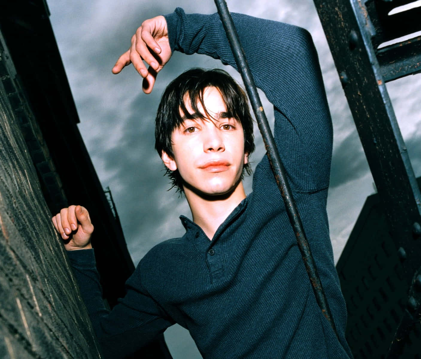 Justin Long Smiling During A Photoshoot Background