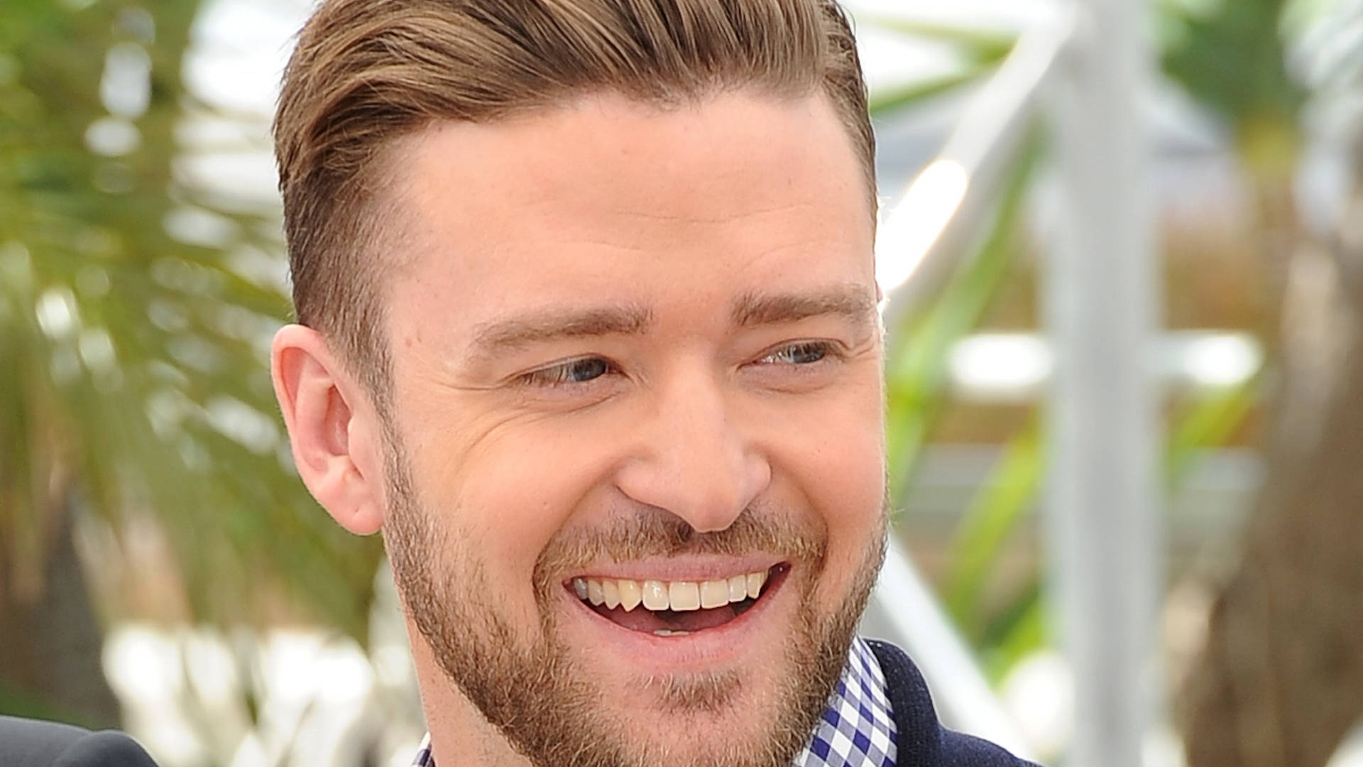 Justin Timberlake Smiling Wide Background