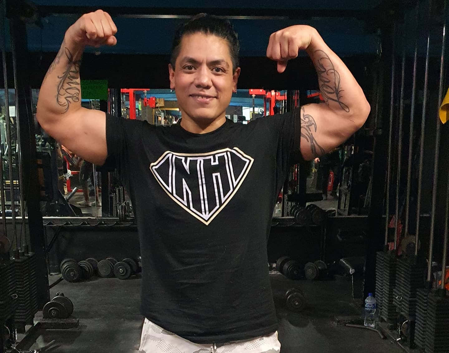 Juventud Guerrera Flexing Musclesat Gym Background