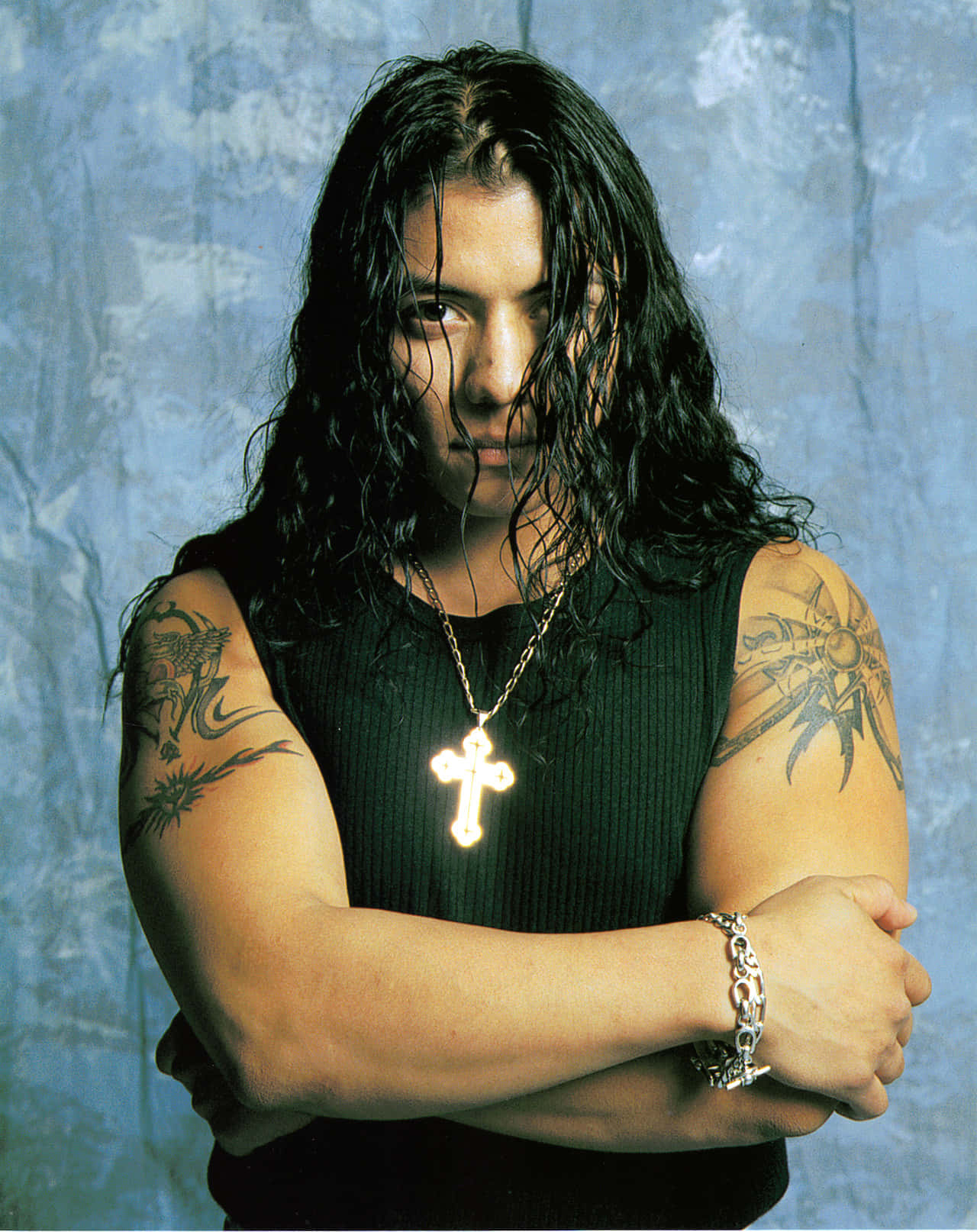 Juventud Guerrera Wearing Cross Necklace Background