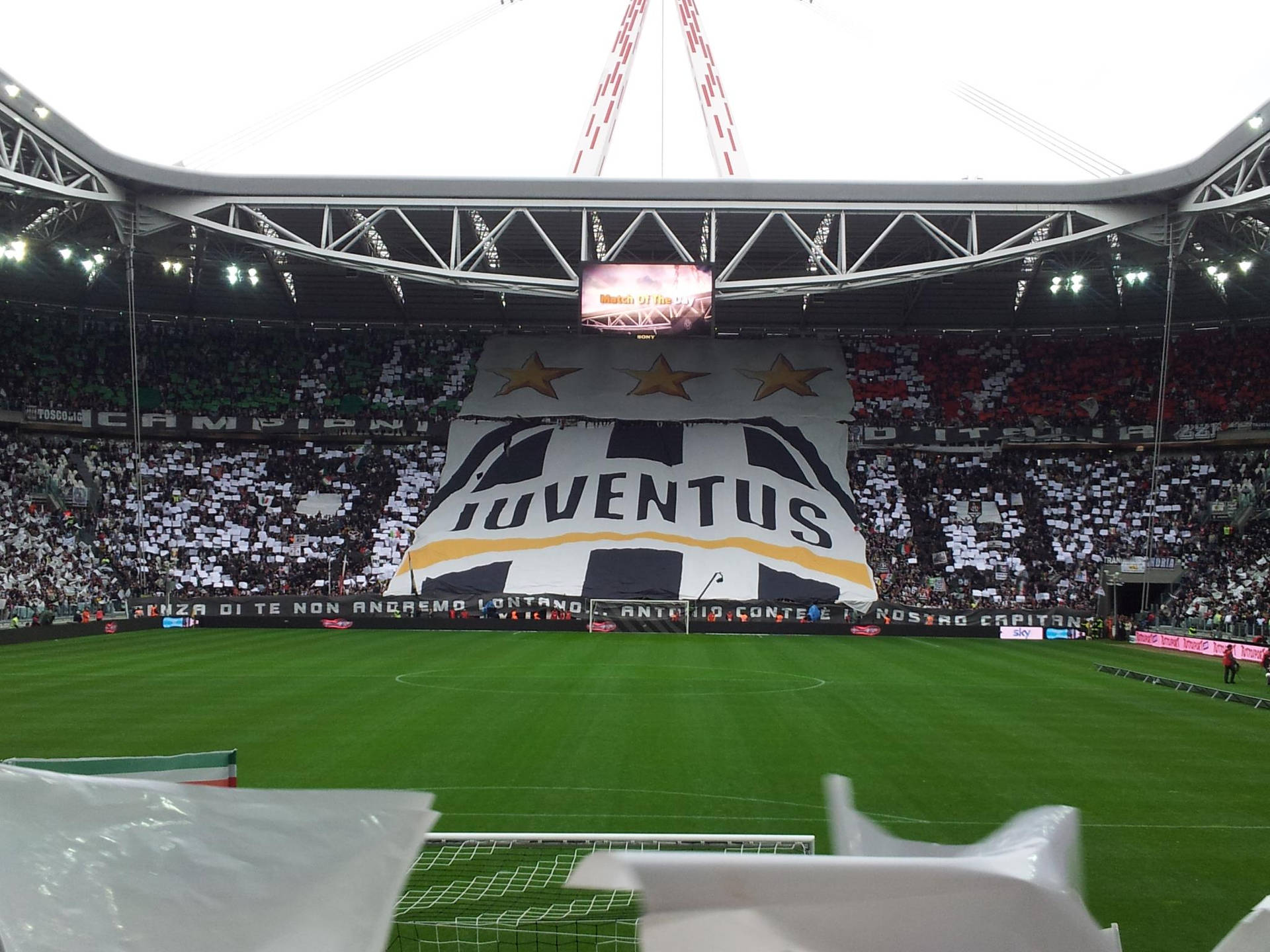 Juventus Football Club Massive Cheering Banner Background
