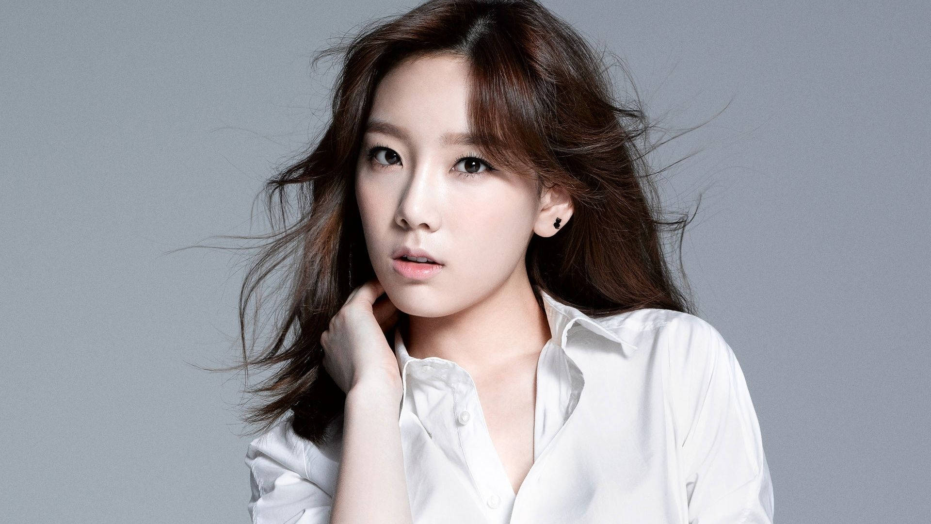 K-pop Queen, Taeyeon, Stunning In A White Polo Background