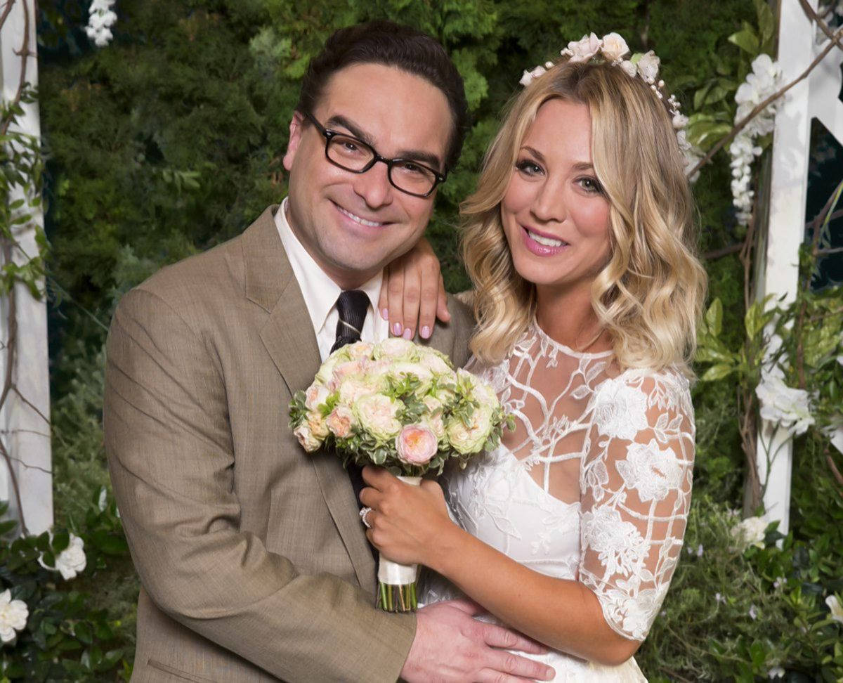 Kaley Cuoco And Co-actor Johnny Galecki Background
