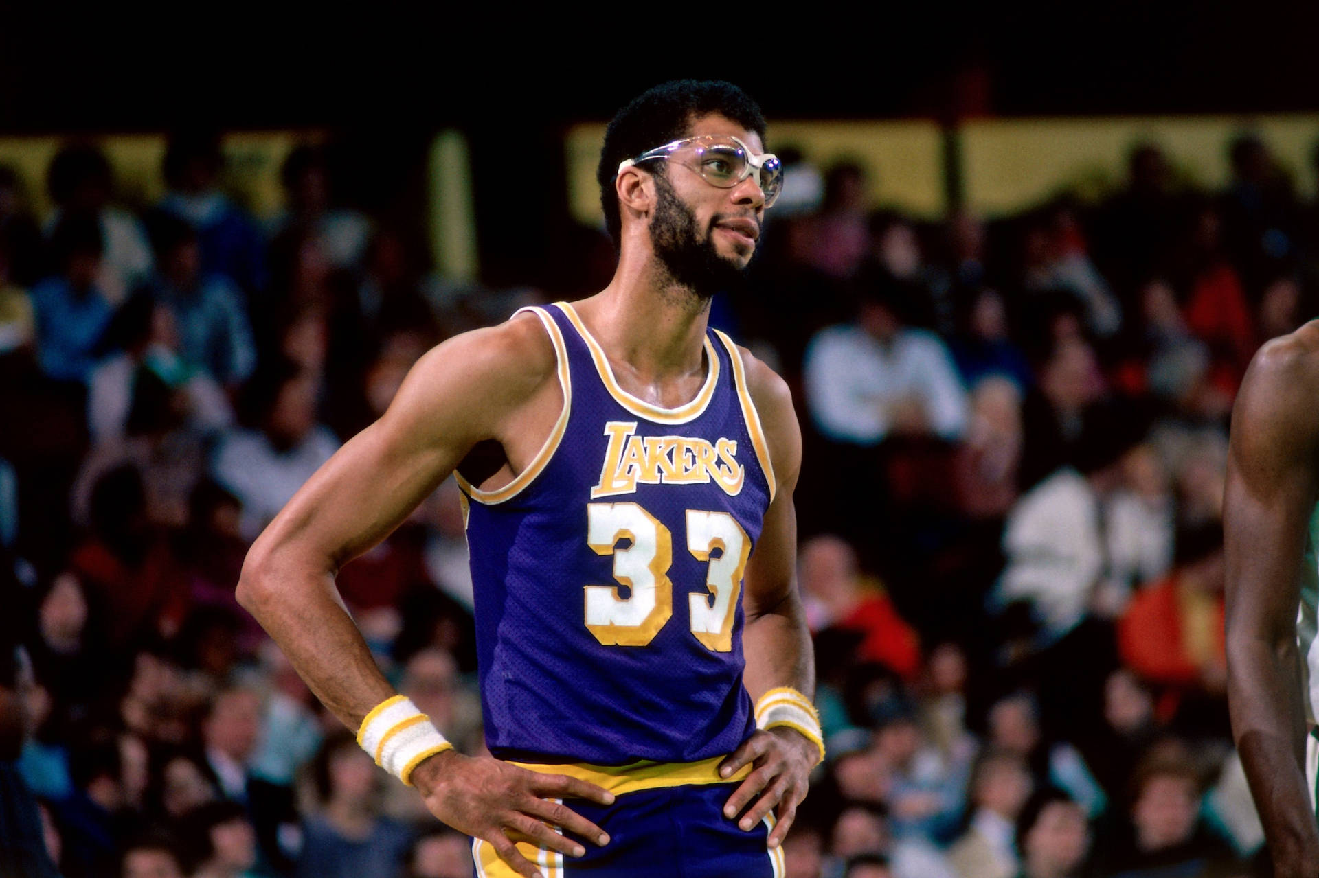 Kareem Abdul-jabbar Purple Lakers Background