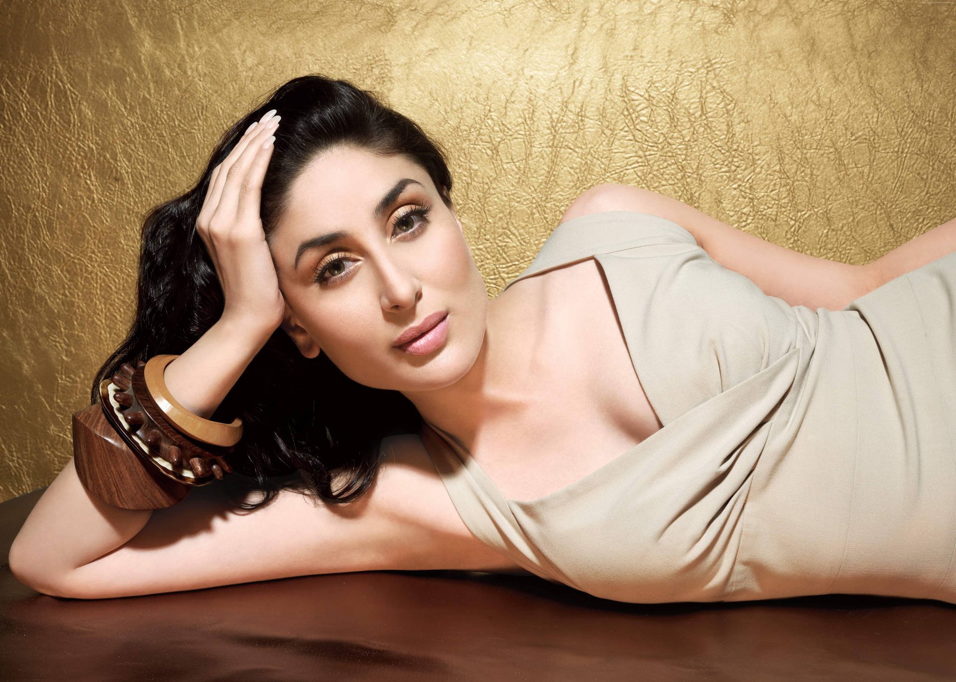 Kareena Kapoor Lovable Photoshoot Background