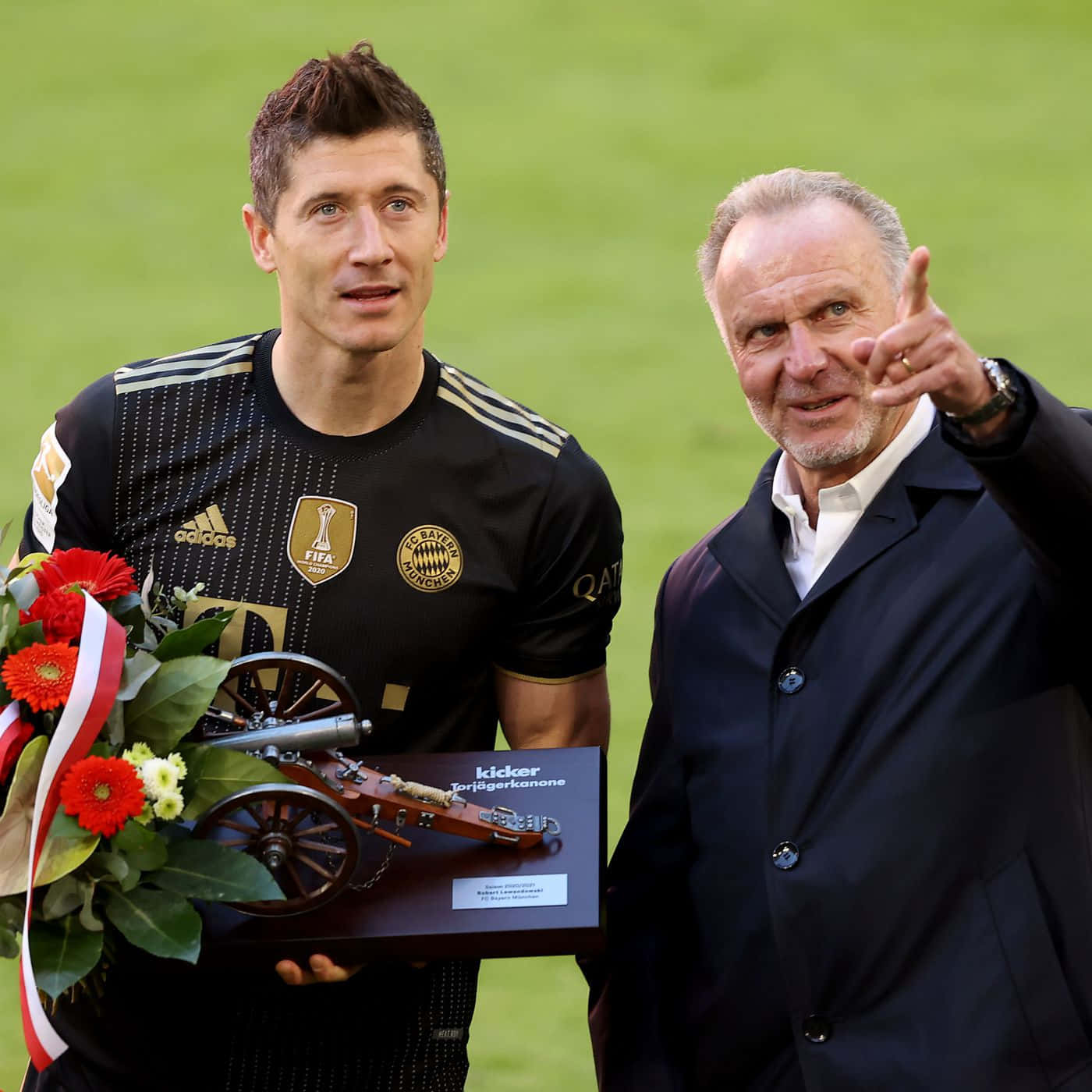 Karl-heinz Rummenigge And Goalscorer Robert Lewandowski Background