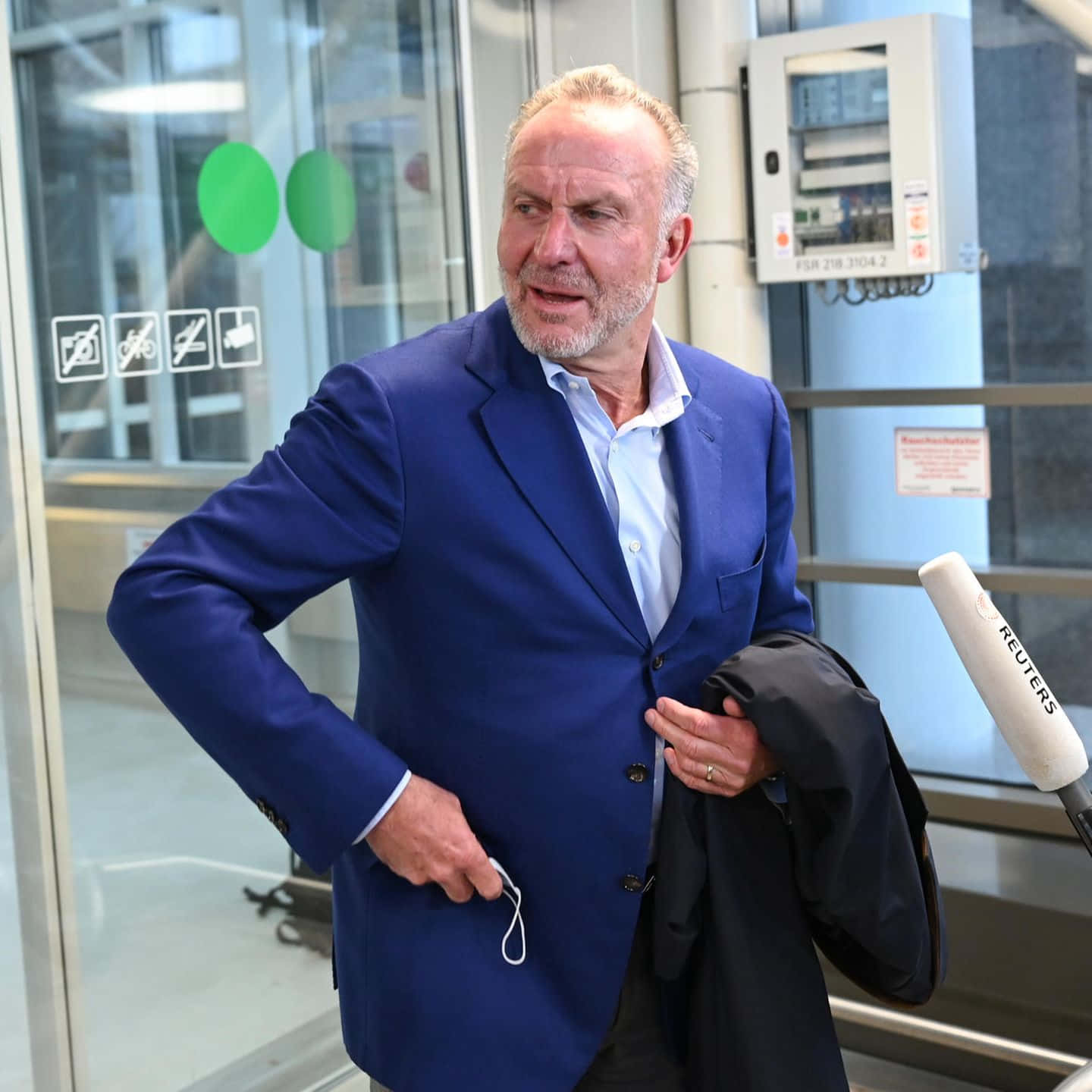 Karl-heinz Rummenigge At The Frankfurt Airport Background