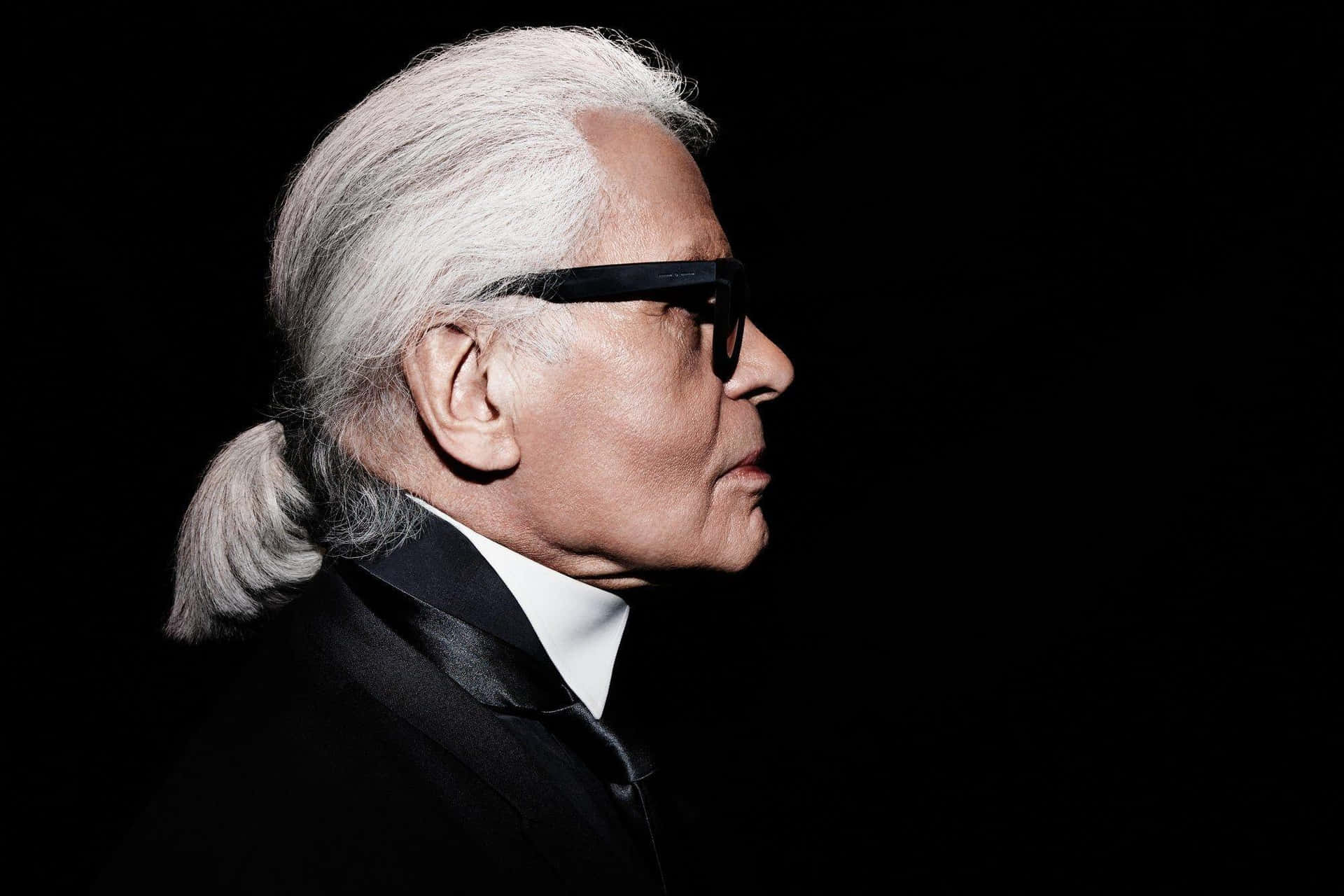 Karl Lagerfeld Preparing For A Runway Show