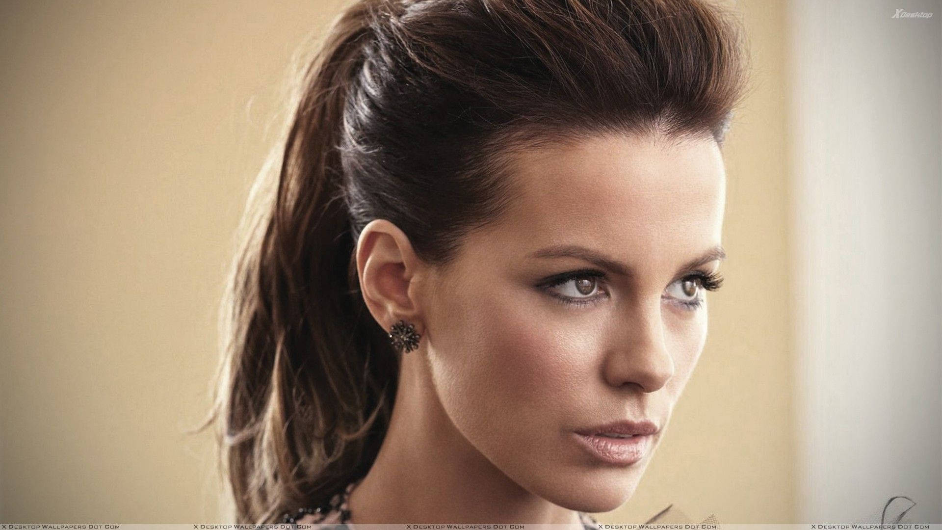 Kate Beckinsale Fashionable Hair Style Background